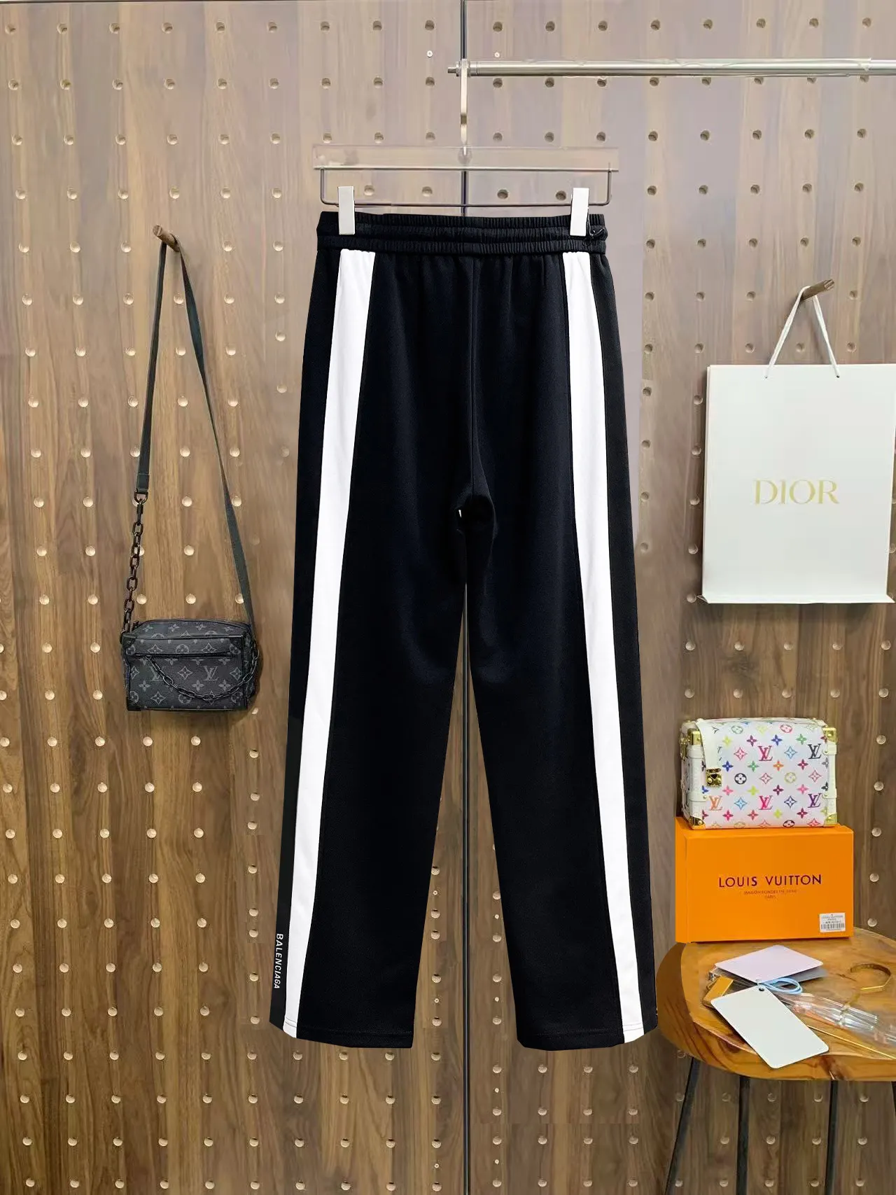 Balenciaga 🆕2026 Autumn and Winter New Arrival Casual Pants! The official website will be released simultaneously. Brand Classic LOGO casual pants, customized fabrics, excellent comfort and strong touch. Highly recognisable, perfect appearance and craftsmanship. Size:M-3XL